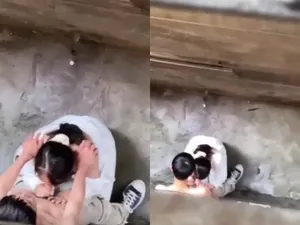 Quay lén học sinh nữ bú cậu bé người yêu ở khe nhà
