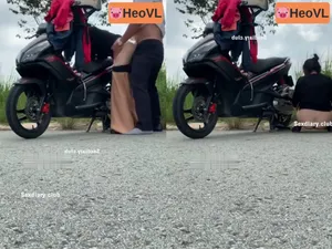 Bà xã ông xã chơi nhau giữa đường nơi vắng vẻ