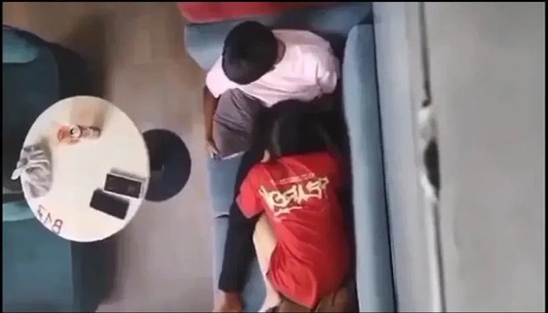 Quay lén gấu bú liếm cho người yêu nơi công cộng